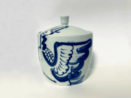 青花瓷瓶，传统中国陶瓷工艺，精美蓝白色彩，适合收藏和装饰。.